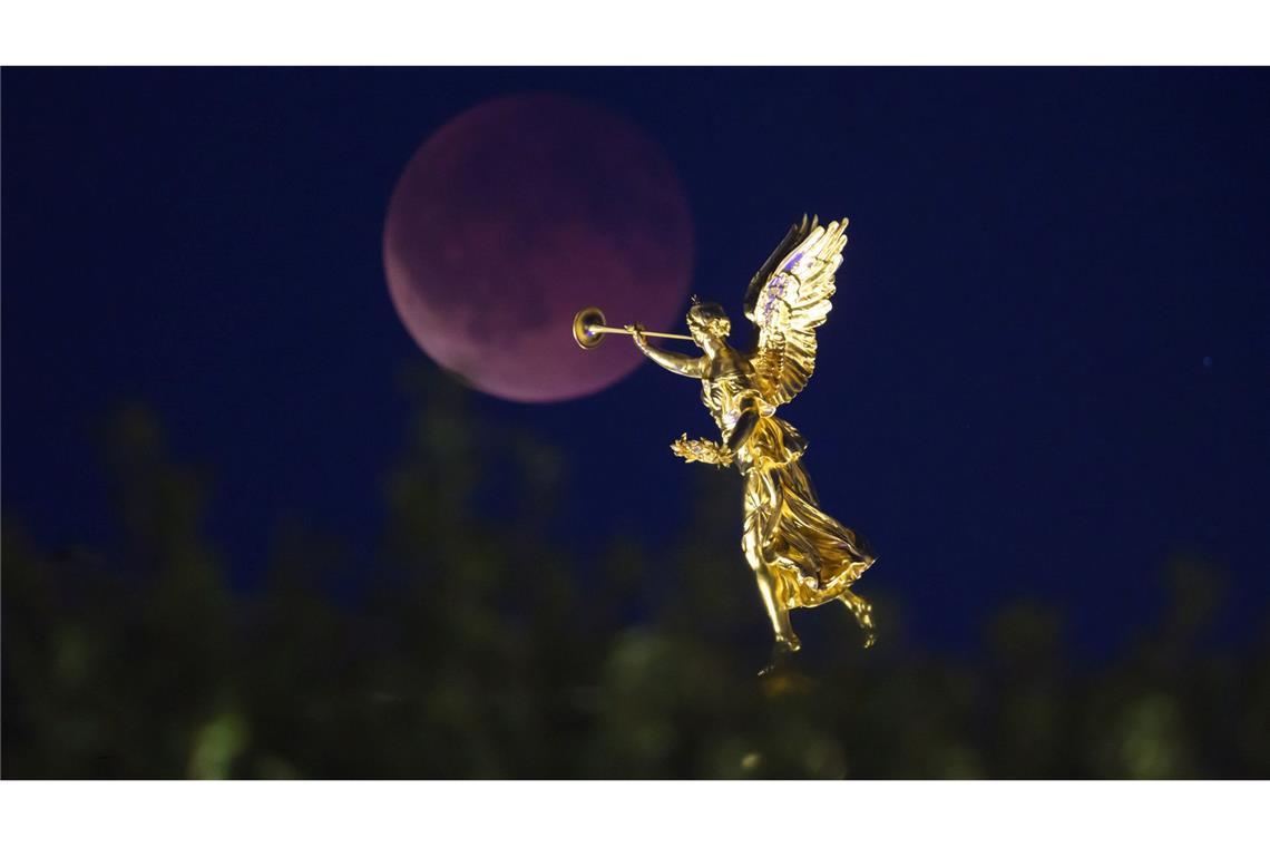 Rötliche Scheibe: Totale Mondfinsternis über Deutschland Eine Mondfinsternis kann es nur bei Vollmond geben.