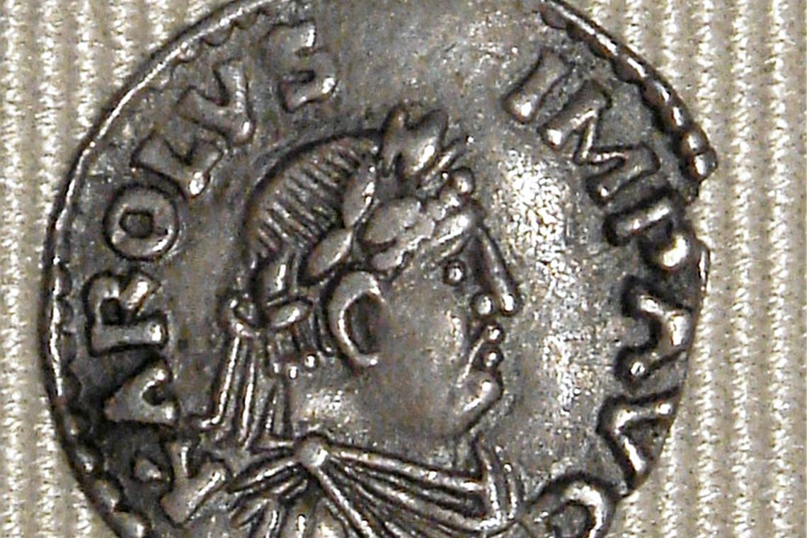 Eine Münze aus jener Zeit mit einem idealisierten Bildnis Karls des Großen. Foto: privat
