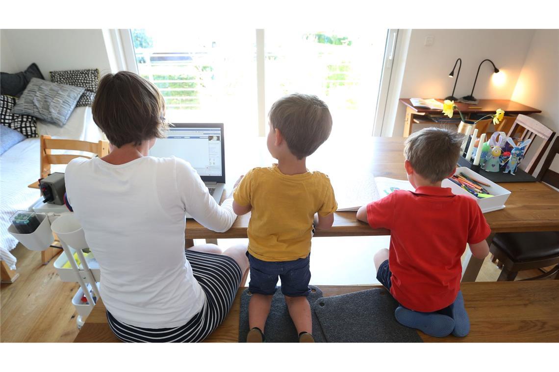 Eine Mutter mit zwei Kindern. (Symbolbild)