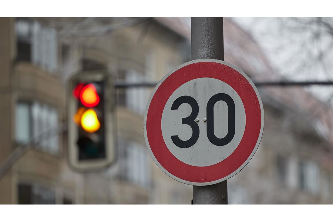 Eine neue Studie beleuchtet die Wirkung von Tempo-30-Zonen auf Straßen. (Symbolbild)