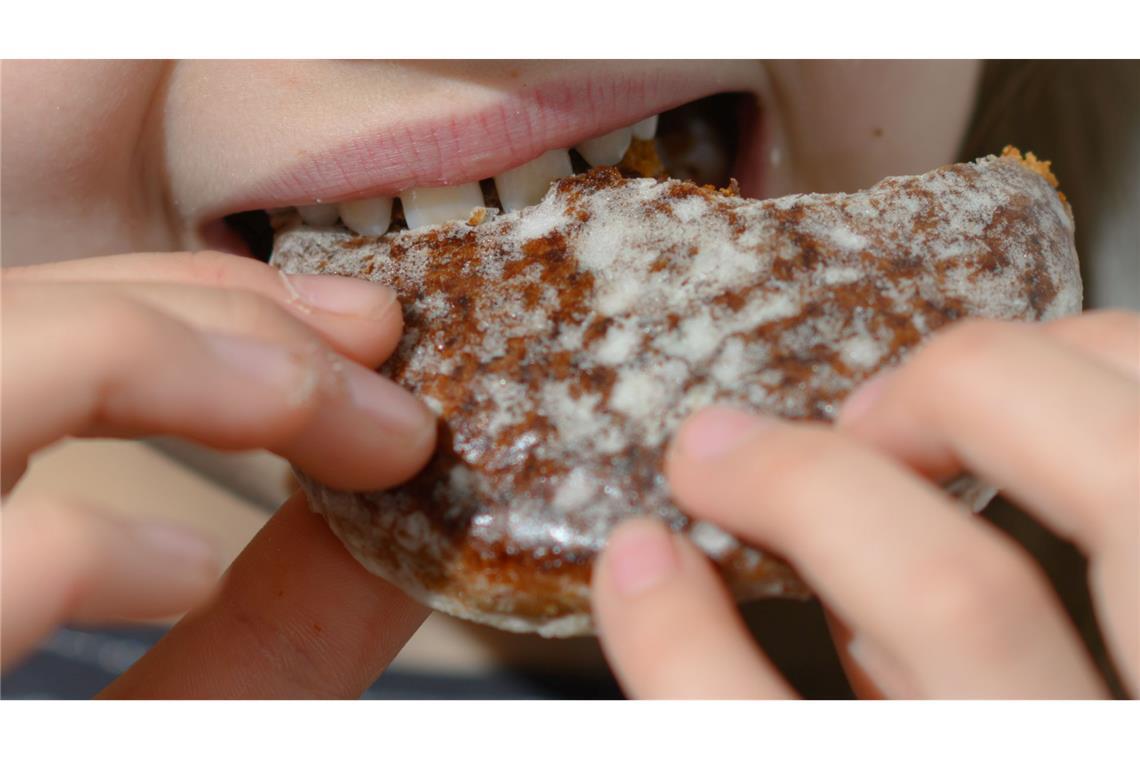 Eine neue Umfrage zeigt, wo besonders oft genascht wird.