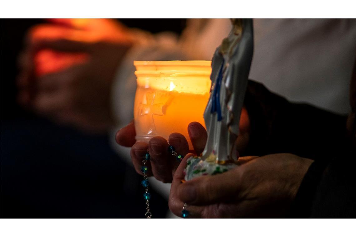 Bilder des Tages Eine Nonne betet den Rosenkranz auf dem Petersplatz.