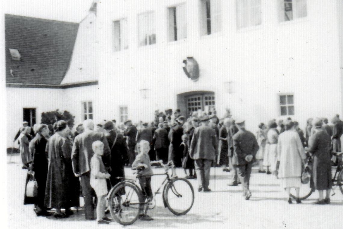 Eine Originalaufnahme vor der Murrhardter Stadthalle von 1946, die als Auffang- und Durchgangslager diente. Foto: Archiv des Carl-Schweizer-Museums