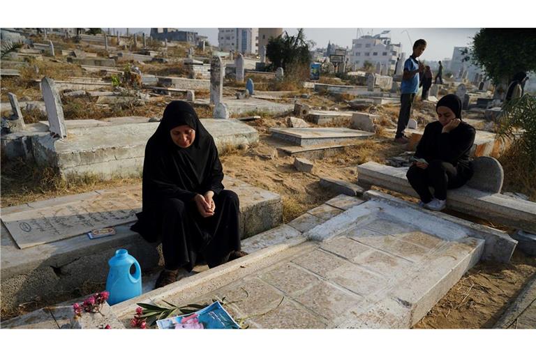 Eine palästinensische Frau trauert auf einem Friedhof im Gazastreifen am Tag des muslimischen Opferfestes.