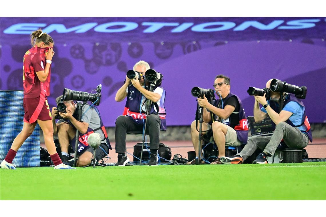 Bittere Lehrstunde für DFB-Frauen Eine Partie zum Vergessen: Carlotta Wamser geht nach ihrer roten Karte vom Platz.
