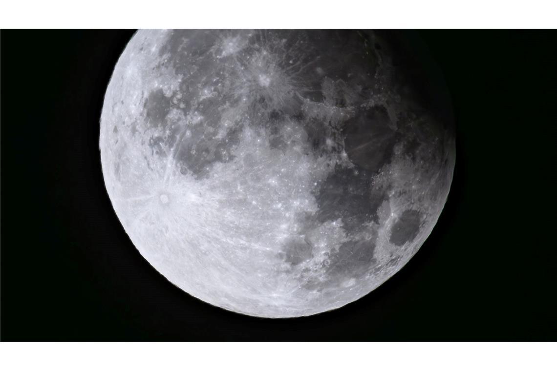 Sonne, Mond und Sterne im März - Mond- und Sonnenfinsternis Eine partielle Mondfinsternis, bei der 9,1 Prozent des Mondes verdeckt waren.