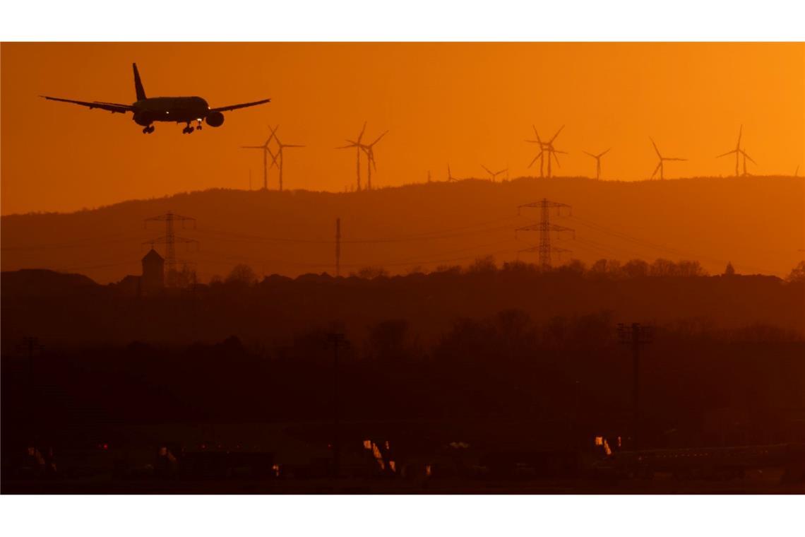 Bilder des Tages Eine Passagiermaschine befindet sich im letzten Licht des Tages im Landeanflug auf den Flughafen Frankfurt.