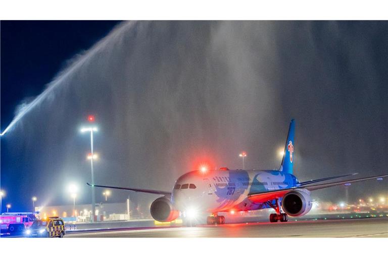 Eine Passagiermaschine von China Southern Airlines, die als erste das neue Terminal 3 angeflogen hat, wird mit Wasserfontänen am Flughafen Frankfurt begrüßt.