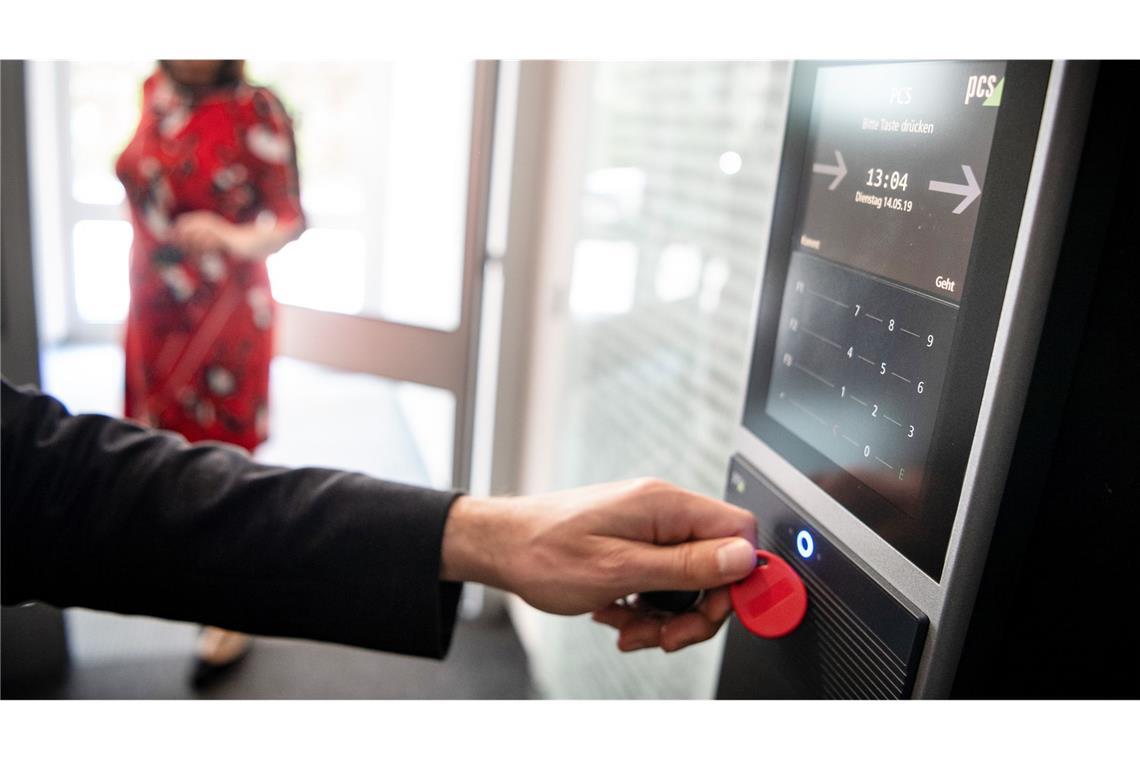Eine Person bei der Arbeitszeiterfassung. (Symbolfoto)