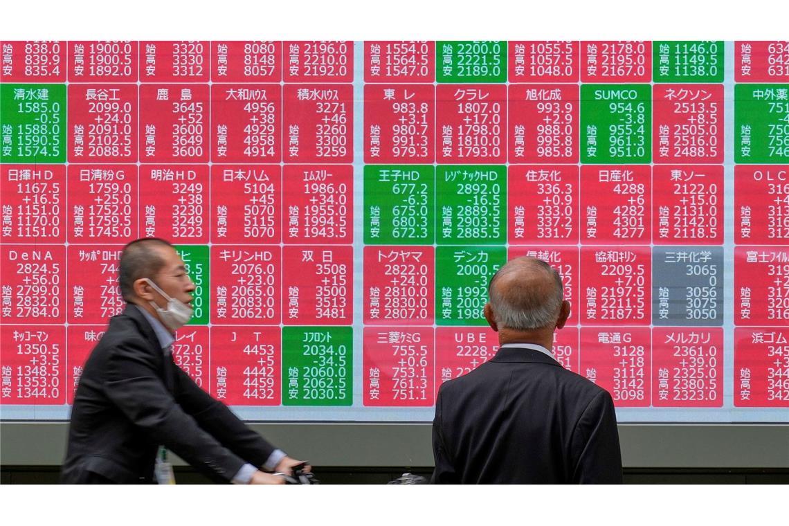 Bilder des Tages Eine Person blickt auf eine elektronische Börsentafel, die den japanischen Nikkei-Index anzeigt, in einer Wertpapierfirma in Tokio.