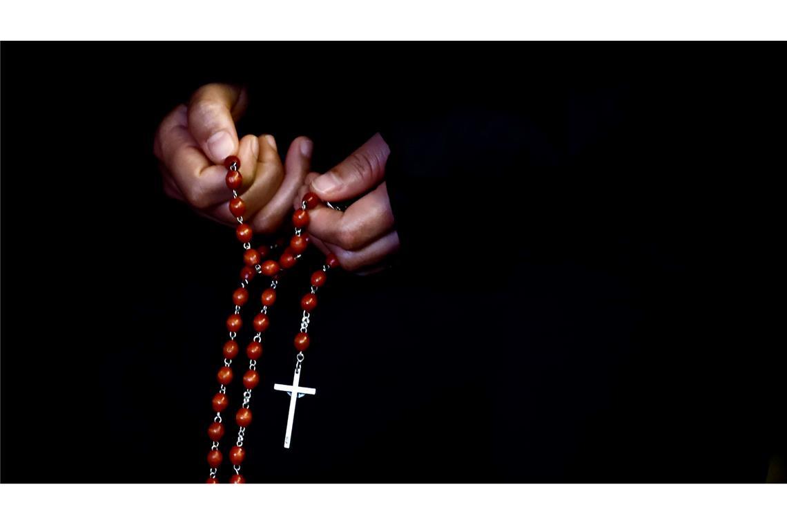 Bilder des Tages Eine Person hält einen Rosenkranz bei einem Gebet auf dem Petersplatz für die Gesundheit des Papstes.