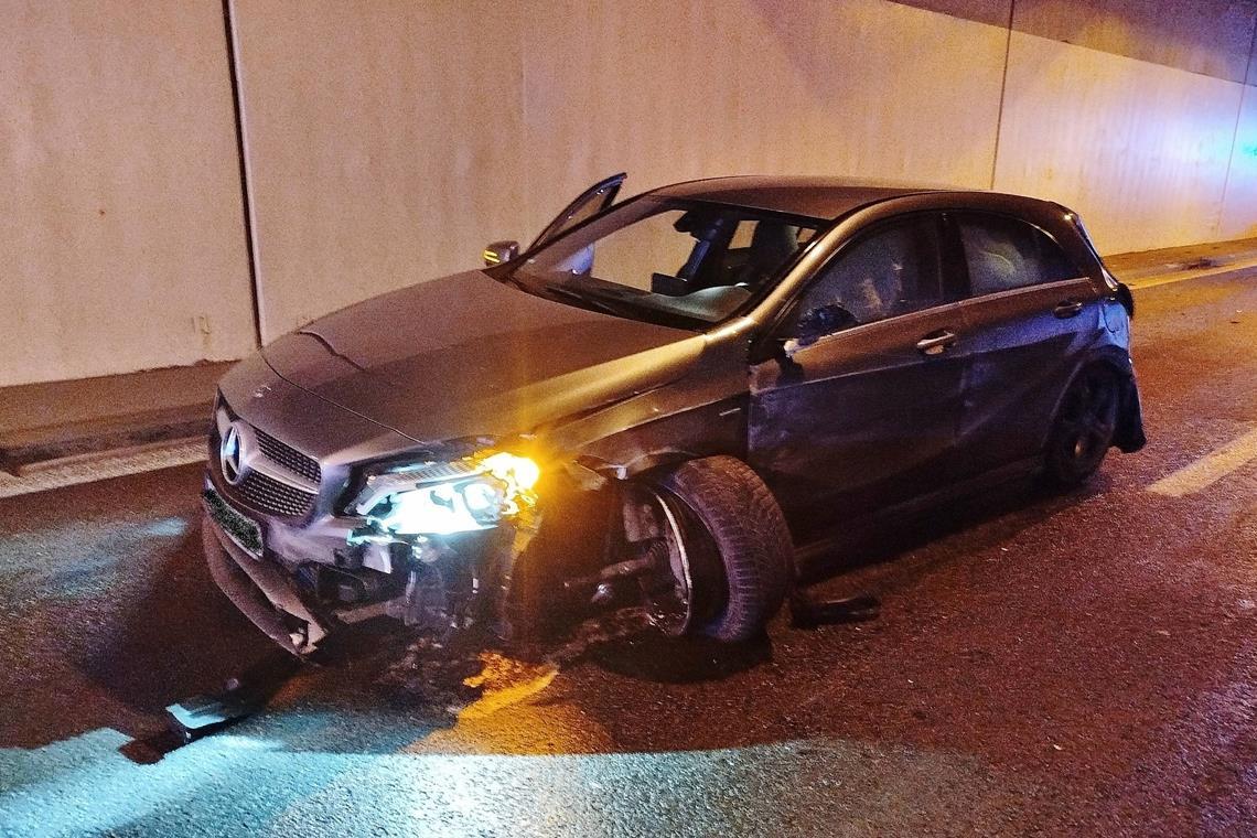 Unfall im Leutenbachtunnel Eine Person ist mit ihrem Fahrzeug ins Schleudern geraten. Fotograf: 7aktuell.de/Kevin Lermer