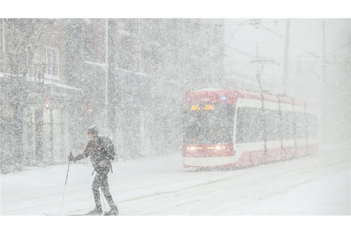 Eine Person läuft Ski in Toronto.