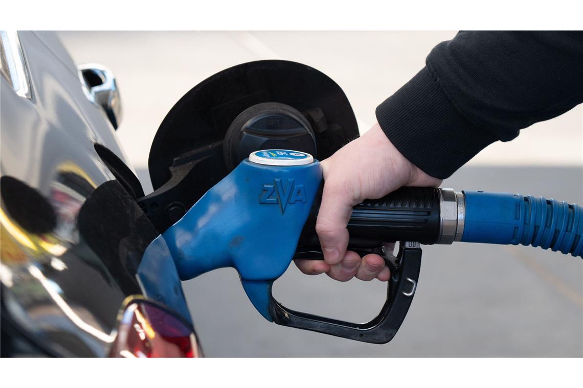 Eine Person tankt ein Auto an einer Tankstelle. (Symbolfoto)