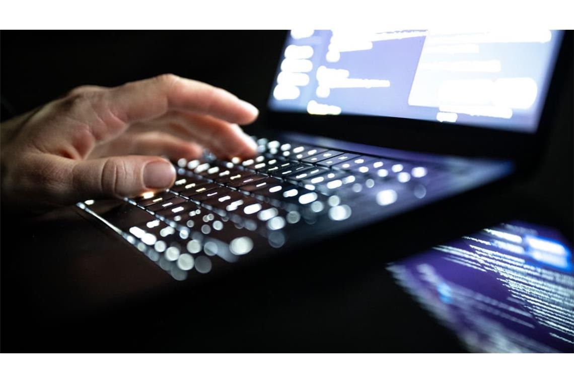 Eine Person tippt mit den Fingern auf einer beleuchteten Laptop-Tastatur. (gestellte Szene) (zu dpa: «Nach Hacker-Angriff auf CDU-Konto ermitteln Cyber-Experten»)