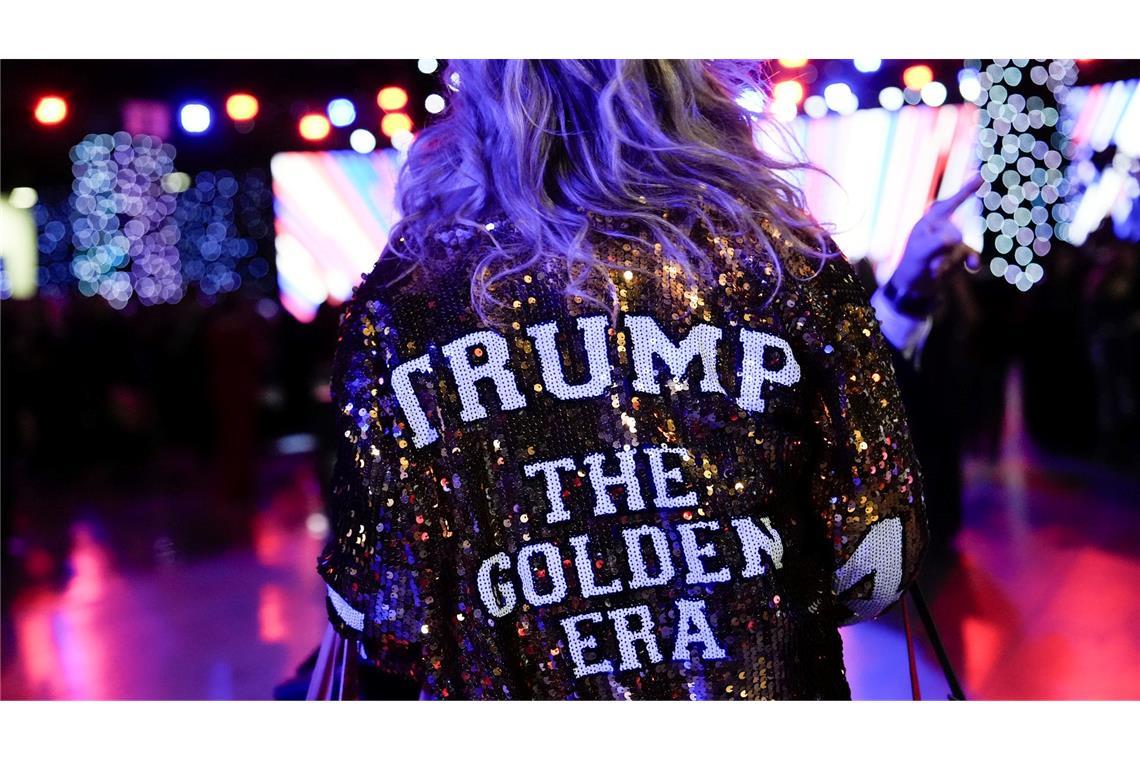 Bilder des Tages Eine Person trägt eine Jacke mit der Aufschrift "Trump The Golden Era" beim Liberty Ball in Washington.