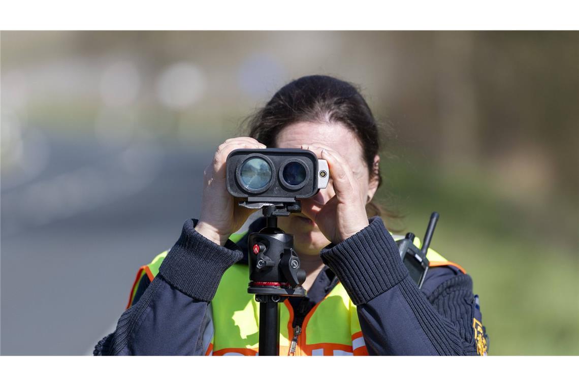Hier blitzt es beim Sommermarathon 2025 in Stuttgart und der Region Eine Polizistin misst mit einem Lasermessgerät die Geschwindigkeit der Verkehrsteilnehmer. Am Montag startet auch in Baden-Württemberg der Blitzermarathon (Symbolfoto).