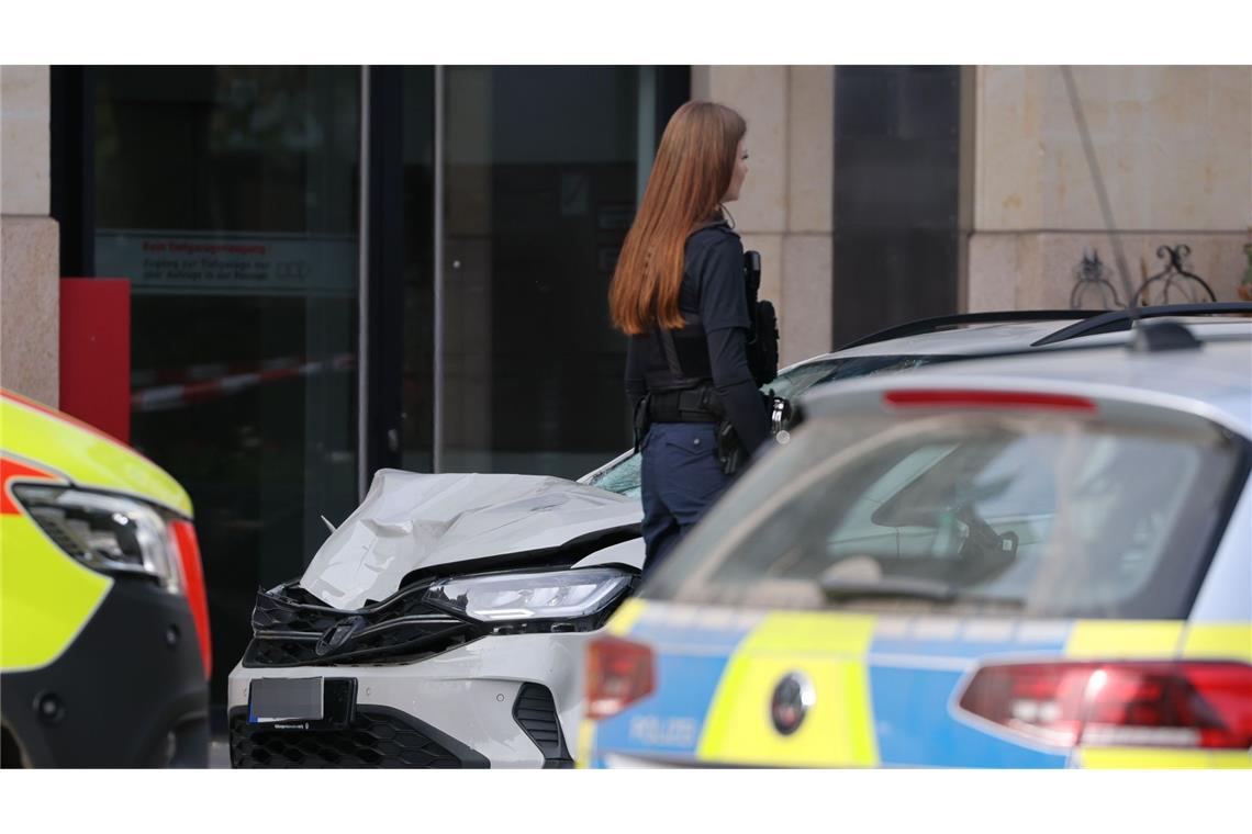 Eine Polizistin steht an der Stelle, wo ein Auto in eine Menschengruppe gefahren ist.