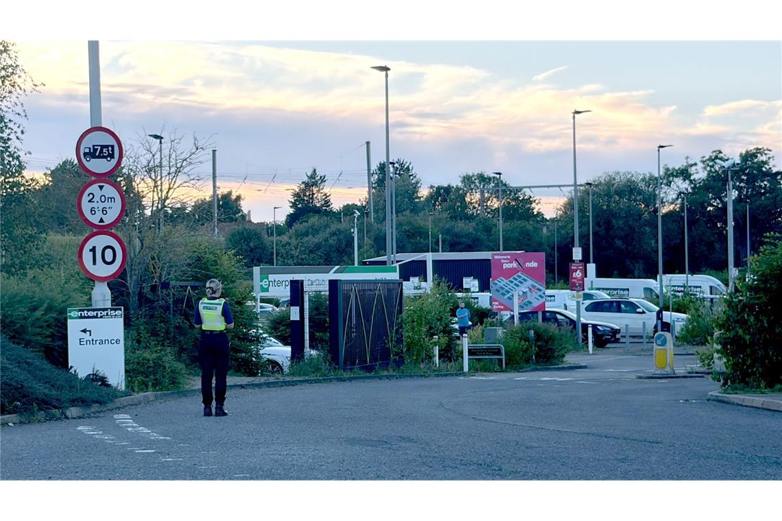 Eine Polizistin steht im Progress Park, wo Angehörige von Reisenden in Empfang genommen werden.