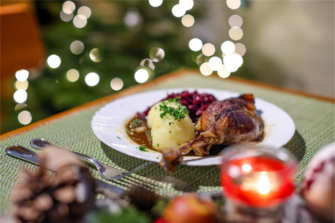 Gans liegt nur auf Platz 3 Eine Portion Gänsekeule mit Rotkraut und Klößen steht auf einem Tisch im Restaurant der Gänsezucht Eskildsen im sächsischen Wermsdorf.