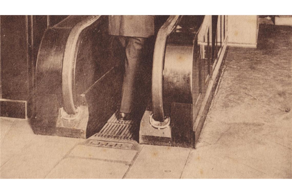 Eine Postkarte aus dem Kölnischen Stadtmuseum zeigt die erste deutsche Rolltreppe im Kölner Kaufhaus Tietz im Jahr 1925.