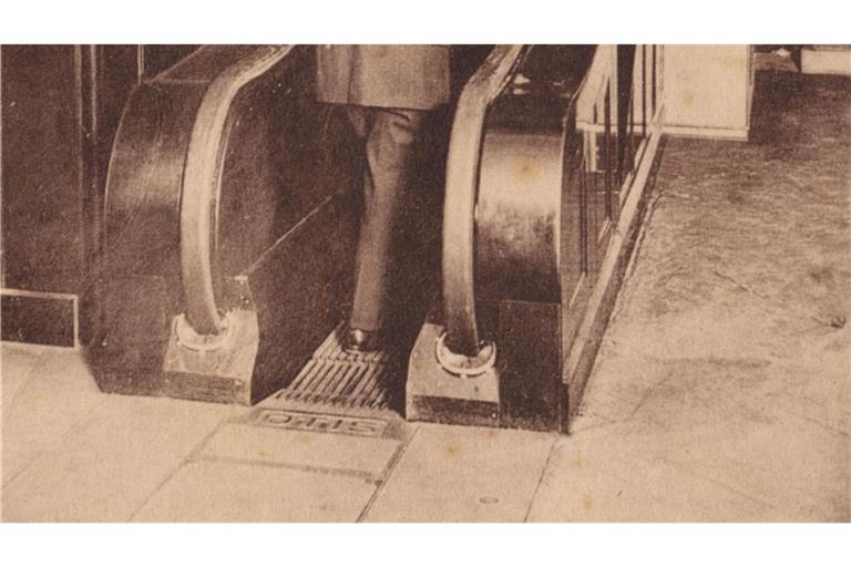 Eine Postkarte aus dem Kölnischen Stadtmuseum zeigt die erste deutsche Rolltreppe im Kölner Kaufhaus Tietz im Jahr 1925.
