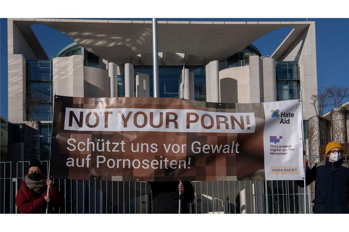 Eine Protestaktion von HateAid vor dem Kanzleramt in Berlin.