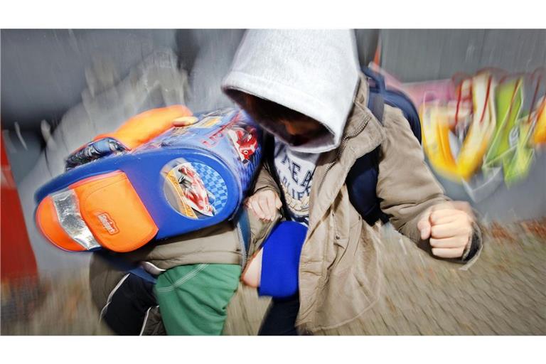Eine Prügelei auf dem Schulhof kann schlimm enden. Die Frage ist, ab welchem Alter auch Kinder strafmündig sein können.