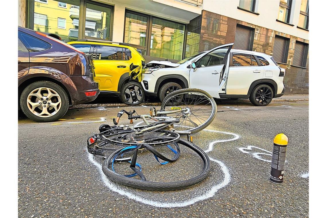 Unfall mit mehreren Autos und Fahrrad