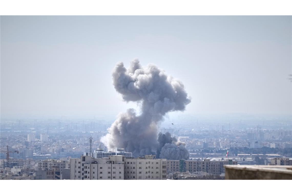 Eine Rauchwolke steigt nach einer Explosion auf. Die Länder USA und Israel haben den Iran angegriffen.