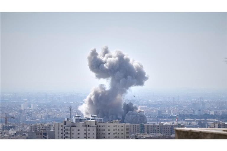 Eine Rauchwolke steigt nach einer Explosion auf. Die Länder USA und Israel haben den Iran angegriffen.