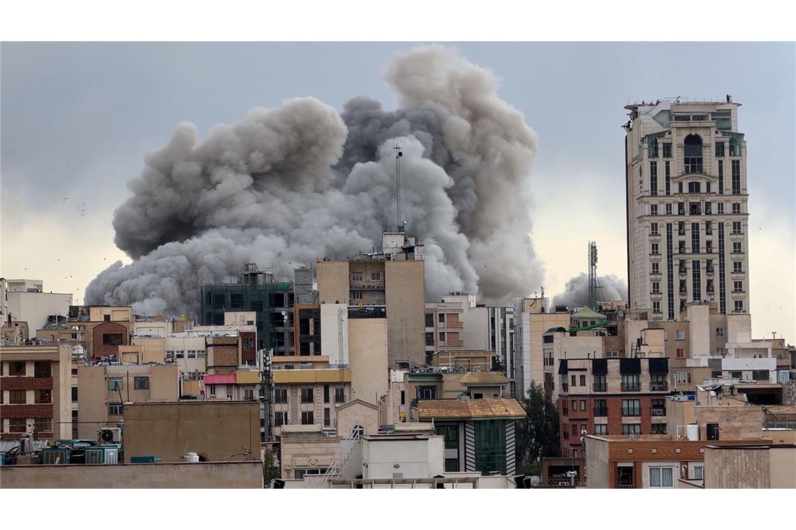 Eine Rauchwolke steigt nach einer Explosion in Teheran auf. (Archivbild)
