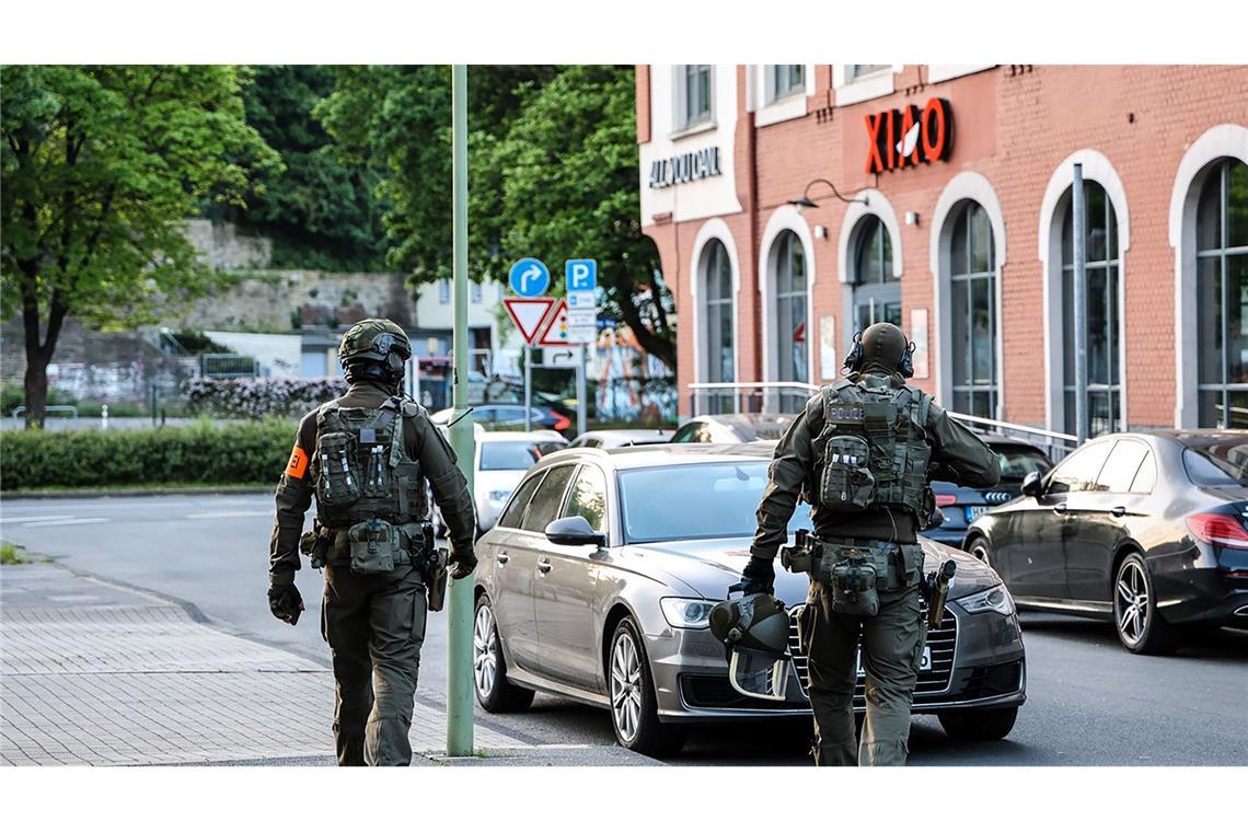 Schlag gegen Waffen- und Drogenhändler - 16 Festnahmen Eine Razzia gegen mutmaßliche Drogen- und Waffenhändler in vier Bundesländern hat auch ein Mehrfamilienhaus in Hagen in den Fokus genommen.
