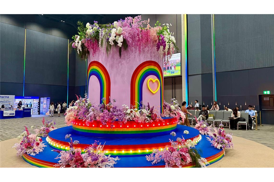 Queeres Liebesfest: Thailand feiert die "Ehe für alle" Eine riesige Hochzeitstorte diente als Deko.