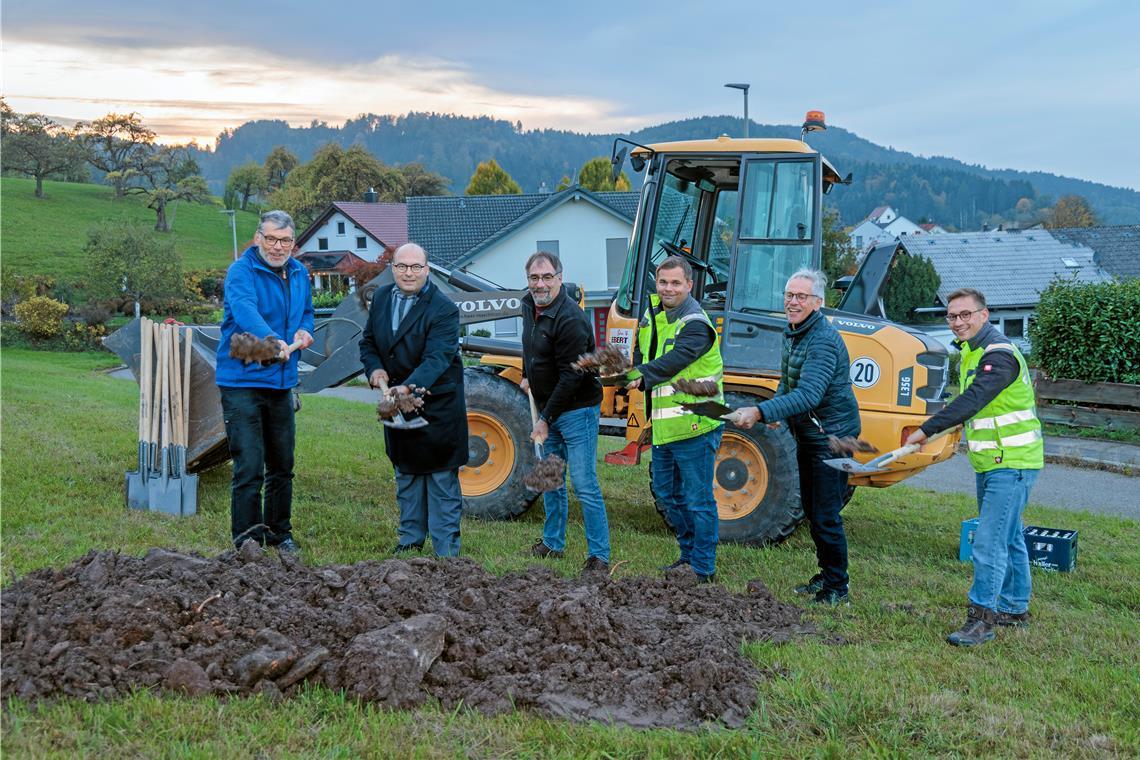 Eine Runde schaufeln, um gemeinsam den Spatenstich zu zelebrieren (von links): Stadtrat Gerd Linke (MDAL/Die Grünen), Bürgermeister Armin Mößner, Stadtrat Klaus-Peter Dörrscheidt (UL), Bauamtsleiter Falk Gfrörer, Gerd Rebmann vom Ingenieurbüro Riker und Rebmann und Fritz Krombholz von der Firma Ebert. Foto: Stefan Bossow