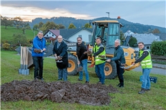 Eine Runde schaufeln, um gemeinsam den Spatenstich zu zelebrieren (von links): Stadtrat Gerd Linke (MDAL/Die Grünen), Bürgermeister Armin Mößner, Stadtrat Klaus-Peter Dörrscheidt (UL), Bauamtsleiter Falk Gfrörer, Gerd Rebmann vom Ingenieurbüro Riker und Rebmann und Fritz Krombholz von der Firma Ebert. Foto: Stefan Bossow