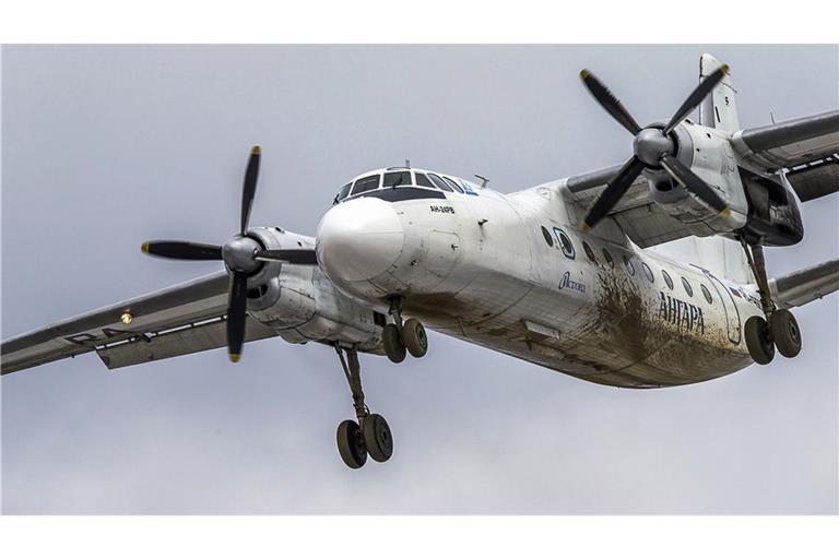 Eine russische An-24-Passagiermaschine der in Sibirien ansässigen Angara Airlines, dieselbe Flugzeugmarke, die mit 49 Passagieren an Bord in der fernöstlichen Amur-Region des Landes abgestürzt ist, überfliegt einen Flughafen bei Irkutsk.