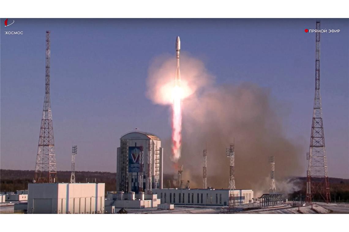 Eine russische Rakete hebt in den Weltraum ab. (Archivbild)