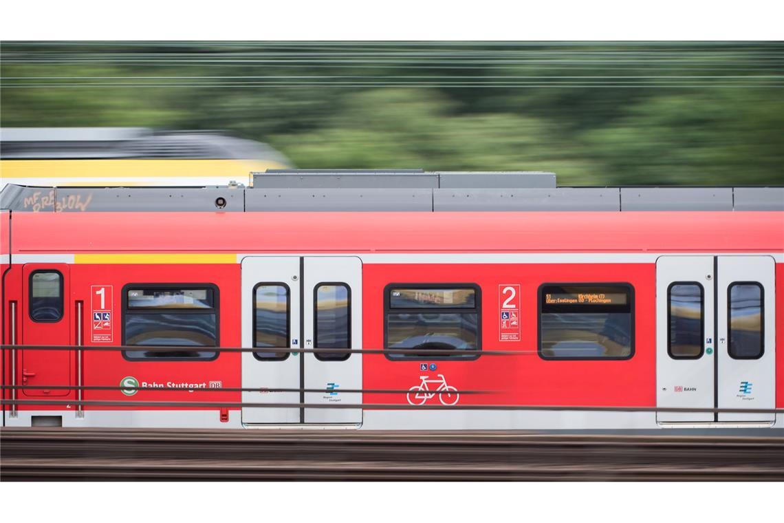 Eine S-Bahn ist in Nordrhein-Westfalen in eine herabhängende Oberleitung gefahren. (Symboldbild)