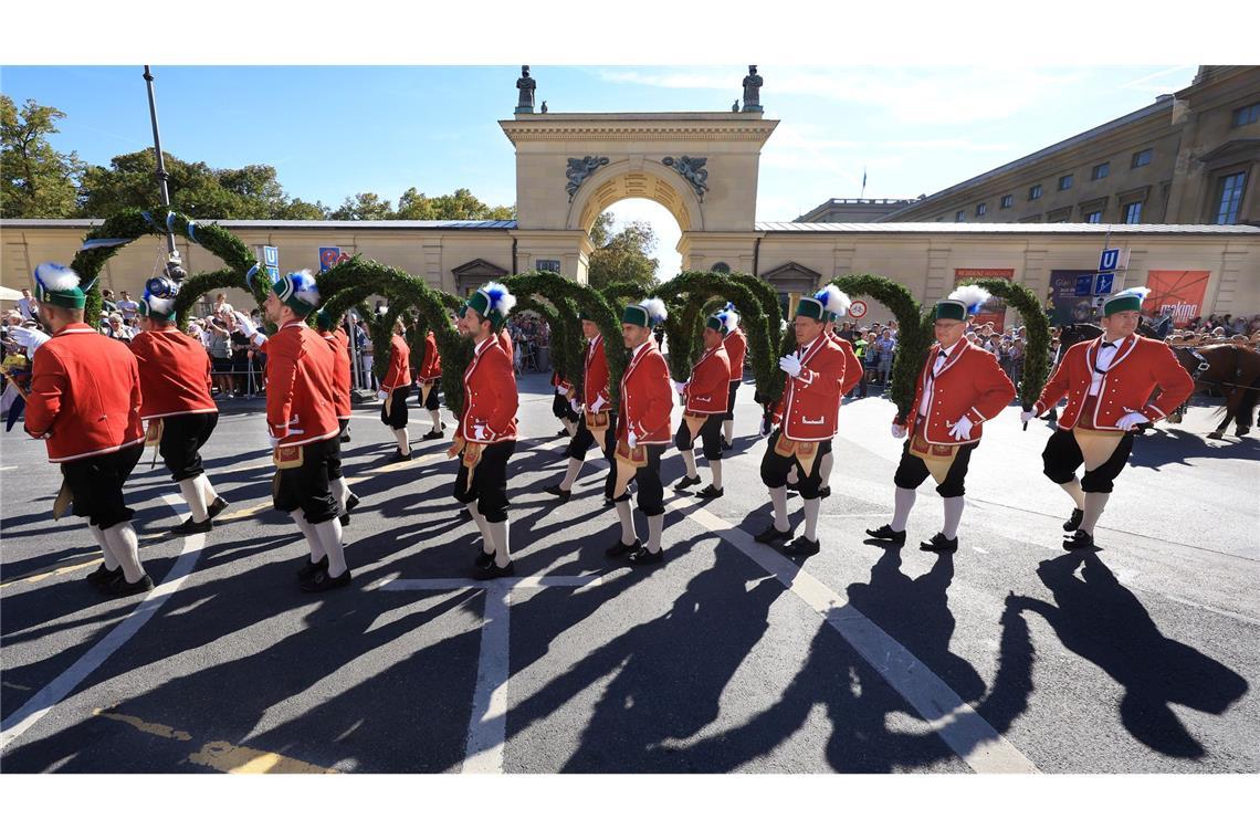 "Too hot to Hendl" - Wiesn startet mit Hitzerekord Eine Schefflergruppe beim Trachtenumzug in München.