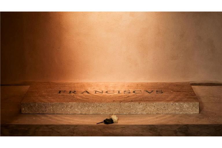 Eine schlichte Marmorplatte liegt über dem Grab von Papst Franziskus.