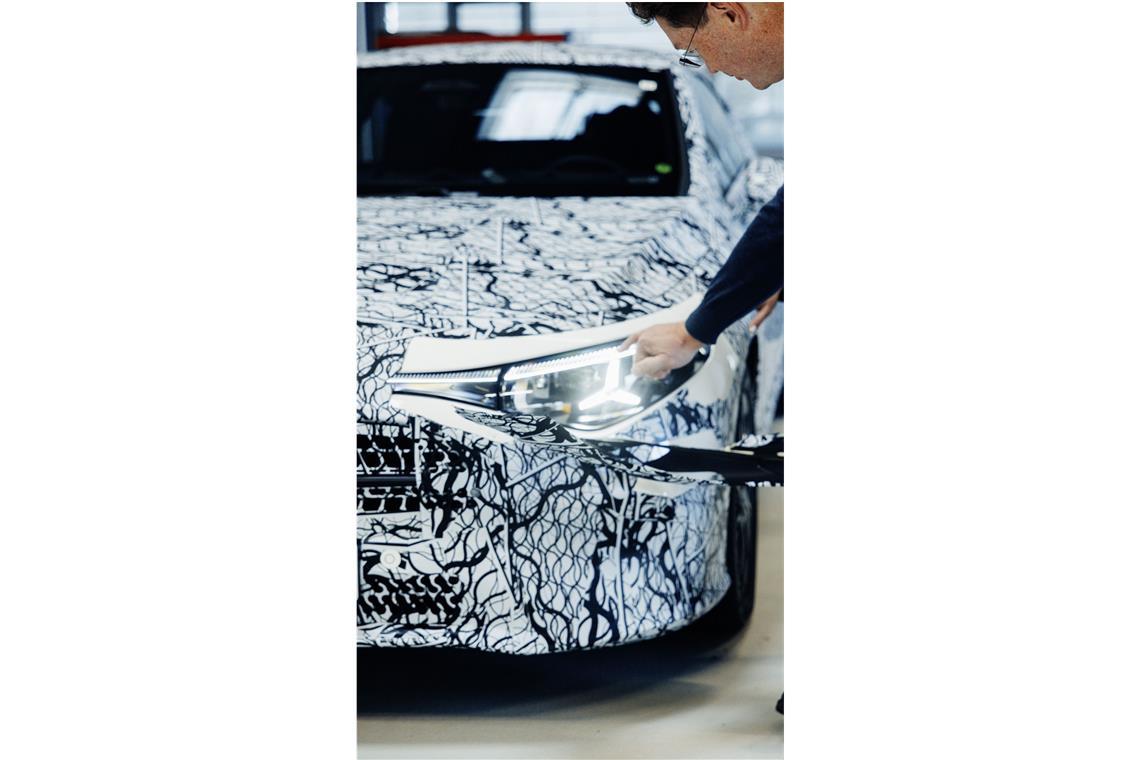 Mercedes-Chef Källenius geht auf Werbefahrt im neuen CLA Eine schmale Scheinwerfereinheit mit LED-Stern prägt die Front des CLA