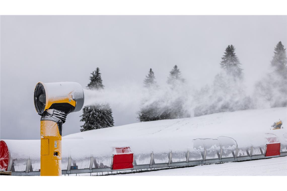 Mehr als 200 Unfälle im Südwesten – Behinderungen auf A81 Eine Schneekanone auf einer Skipiste in Feldberg produziert sogenannten „technischen Schnee“.