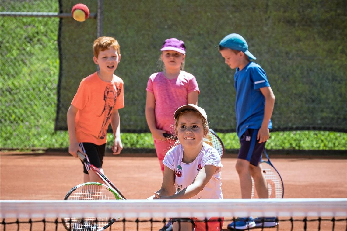 Kooperationen bieten für Schulen und Vereine einen enormen Mehrwert Eine Schülerin holt auf der Anlage der TSG Backnang zu einem Volleyschlag aus.. Foto: Alexander Becher