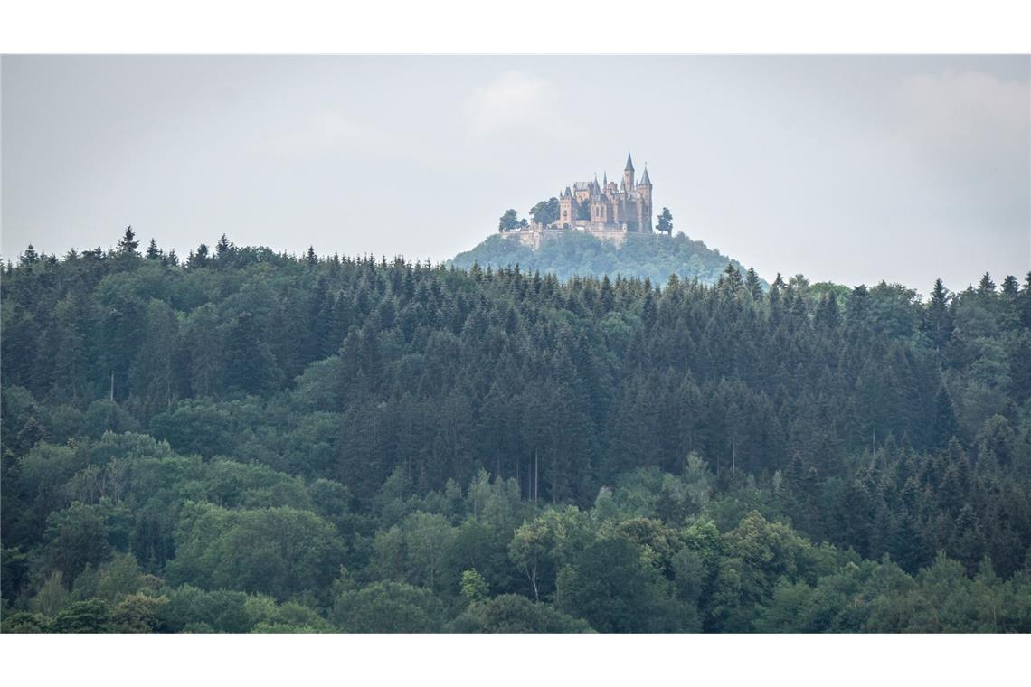 6 x 60 Kilometer Laufen – mit einem guten Essen kein Problem Eine sehr ungewöhnliche Perspektive auf die Burg Hohenzollern bietet sich von den Höhen bei Jungingen.