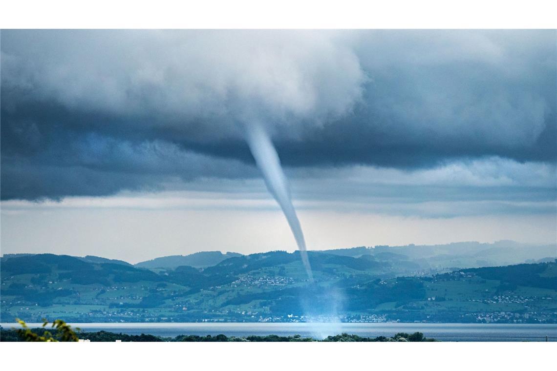 Eine seltene Wasserhose ist über den Bodensee gefegt. (Archivbild)