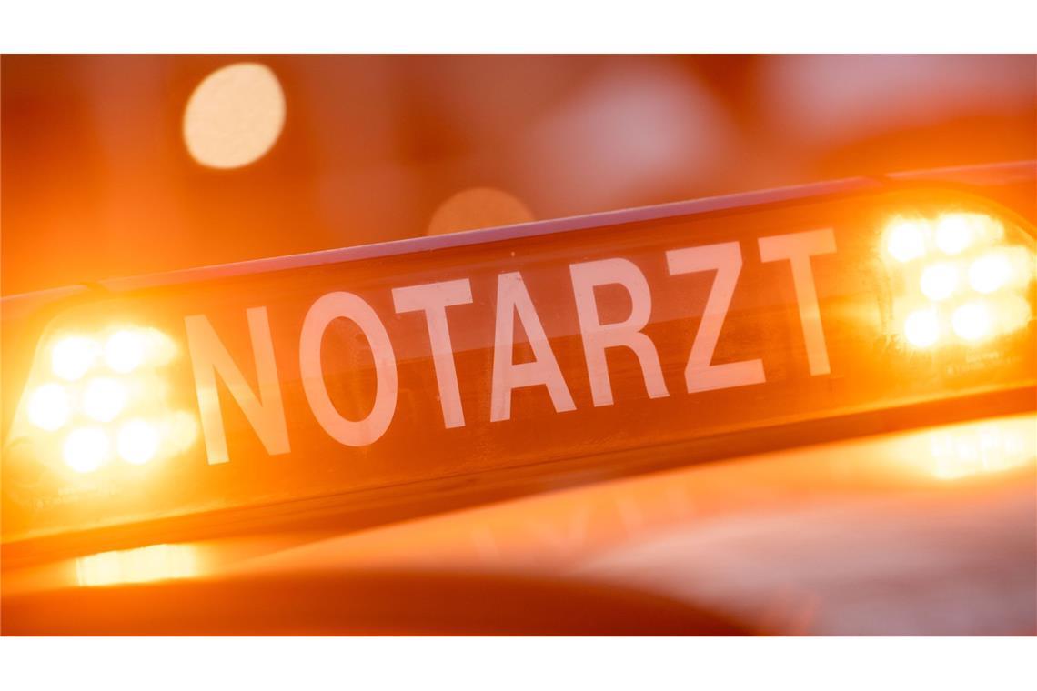 Eine Seniorin ist beim Überqueren einer Straße im Kreis Ravensburg von einem Lastwagen erfasst und tödlich verletzt worden (Symbolfoto).