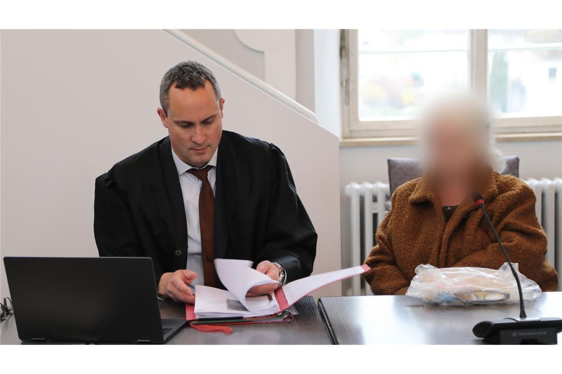 Eine Seniorin sitzt neben ihrem Verteidiger Timo Fuchs vor dem Lanndgericht Ellwagen.