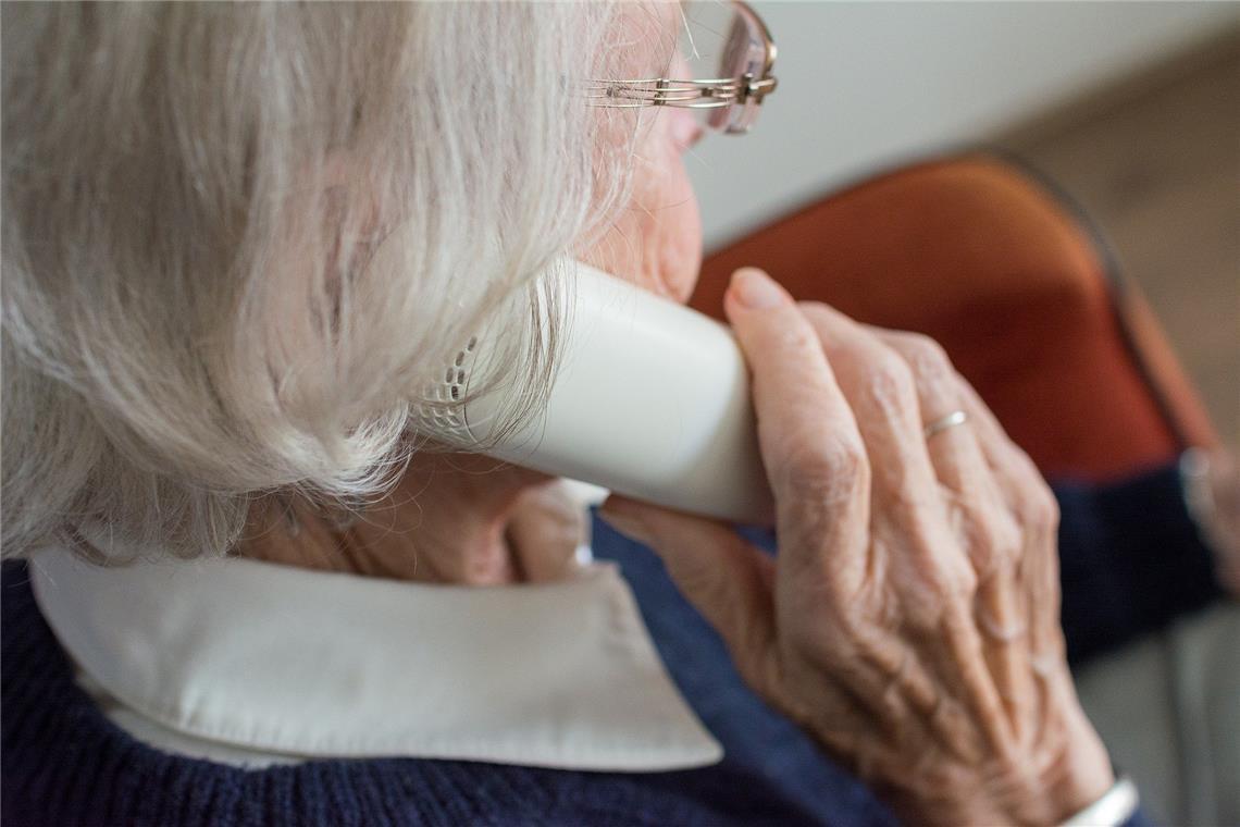 Eine Seniorin übergab den Betrügern Bargeld und Shcmuck. Symbolfoto: Sabine van Erp auf Pixabay