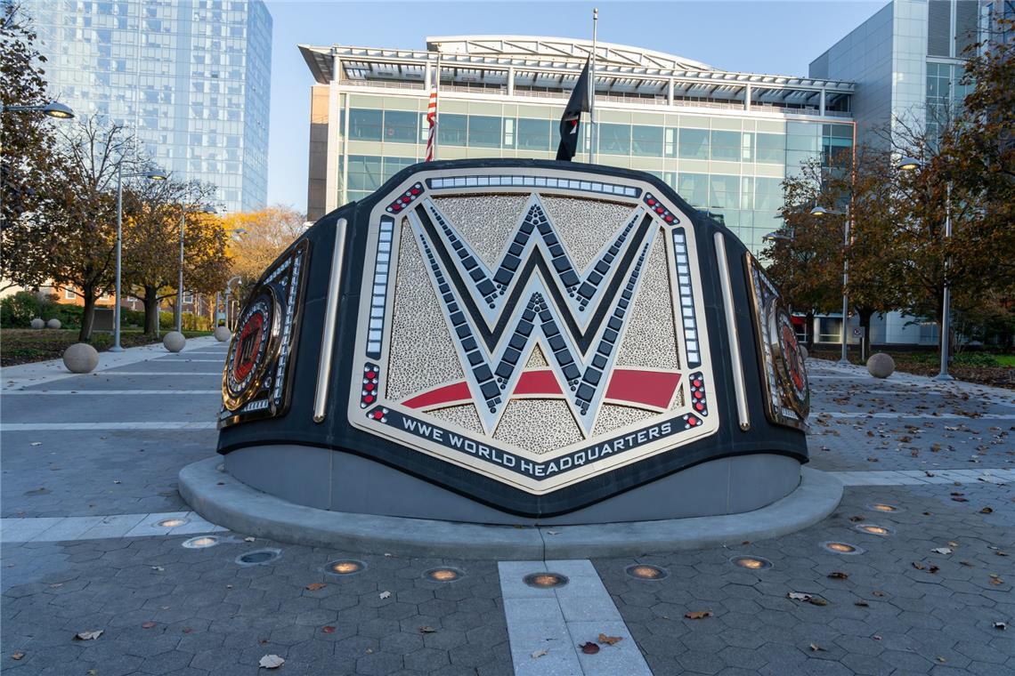 Matches, Übertragung & Co Eine Skulptur eines Meisterschaftsgürtels vor den Büros der WWE am Washington Boulevard in Stamford, Connecticut.